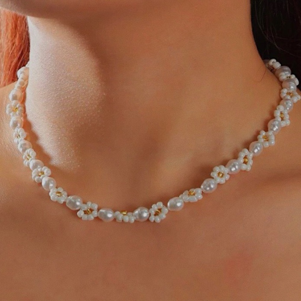 Simple Flower Pearl Necklace 🌸